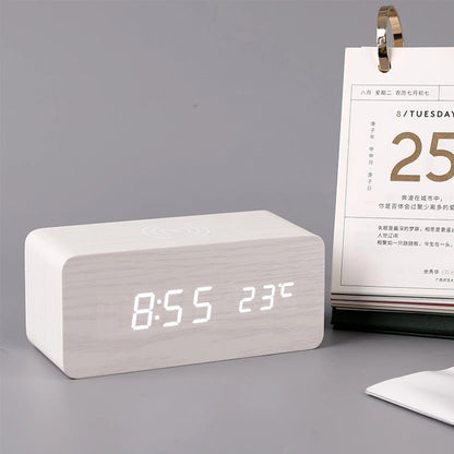 Sveglia digitale moderna in legno con LED, termometro, caricabatterie wireless e base di ricarica wireless Qi. Sveglia a LED