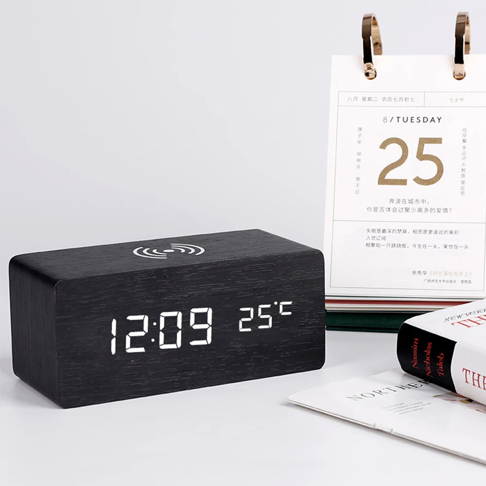 Sveglia digitale moderna in legno con LED, termometro, caricabatterie wireless e base di ricarica wireless Qi. Sveglia a LED