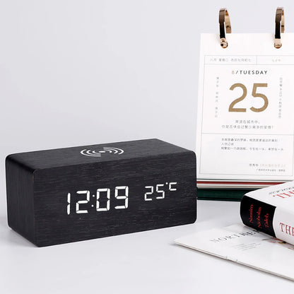 Sveglia digitale moderna in legno con LED, termometro, caricabatterie wireless e base di ricarica wireless Qi. Sveglia a LED