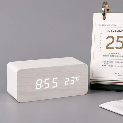 Sveglia digitale moderna in legno con LED, termometro, caricabatterie wireless e base di ricarica wireless Qi. Sveglia a LED